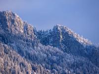 Winterliche Felsnasen und Wald im Abendlicht
